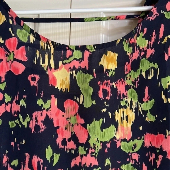 Forever 21 XXI Short Sleeve Cropped Floral Blouse with back cut-out size Small - Picture 2 of 8